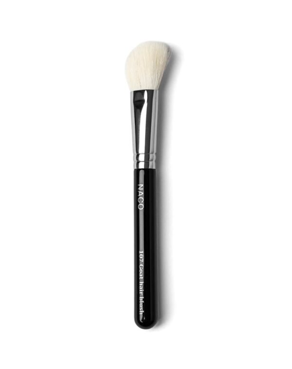 Πινέλο για ρουζ ελαφρώς διαγώνιο Naco Blush Brush 107 με λευκή φυσική τρίχα κατσίκας με μεσαία πυκνότητα και ελαφριά εργονομική λαβή με γυαλιστερή επίστρωση