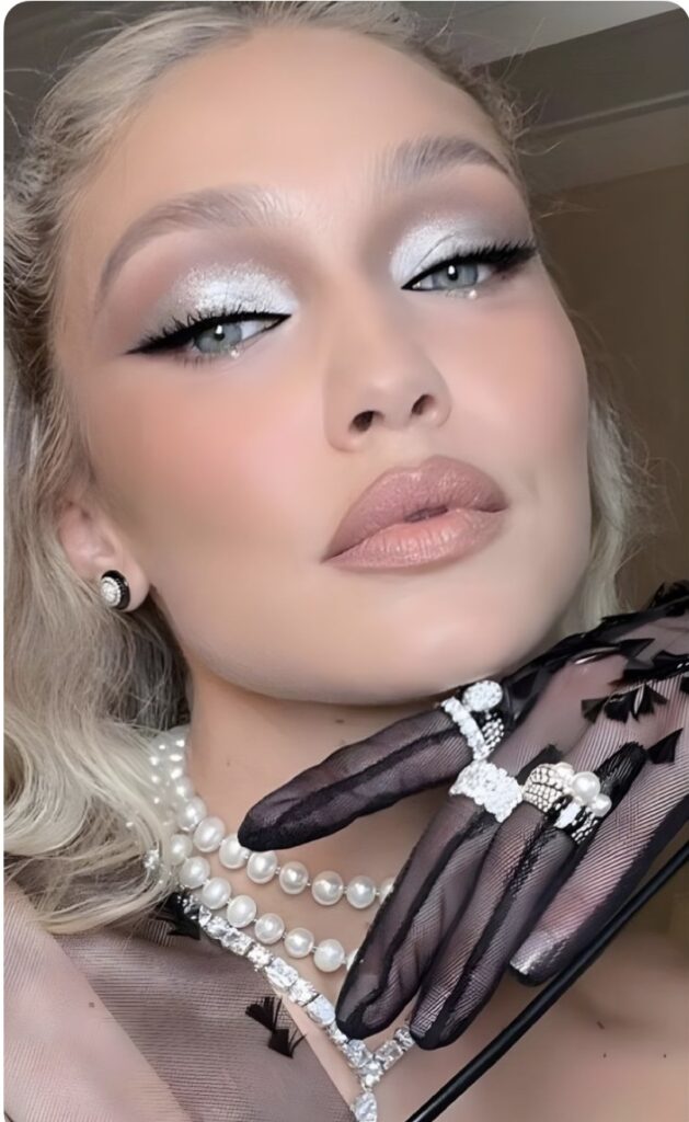 ice princess makeup look με ιριδιζουσες σκιες και eyeliner