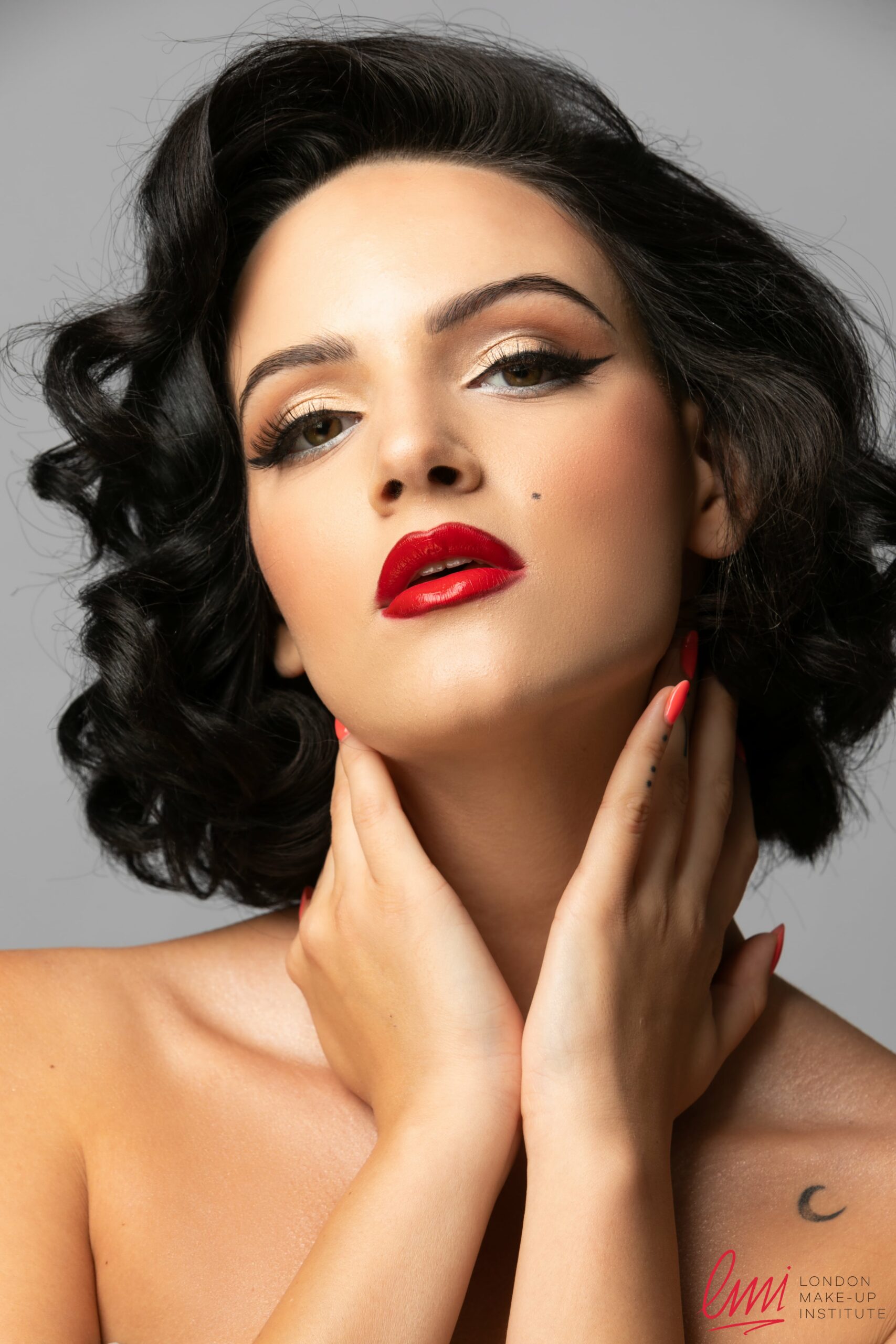 εξέλιξη του Eyeliner: Από τις ρίζες του έως τα Σύγχρονα Trends​